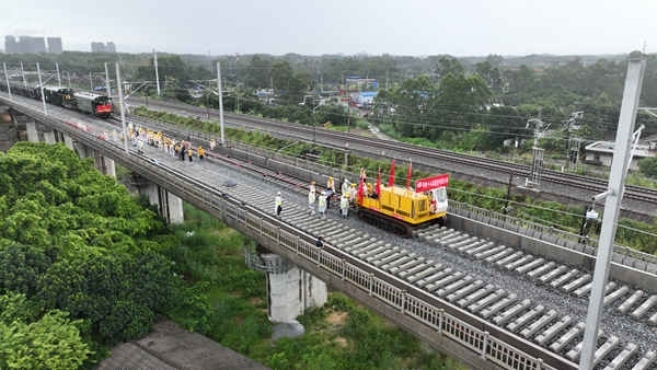 防東鐵路鋪軌現(xiàn)場(chǎng)航拍。