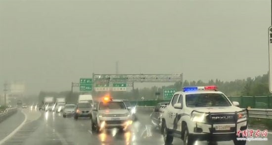 8月2日，京港澳高速，高速交警涿州大隊(duì)警車帶道引導(dǎo)救援物資車隊(duì)進(jìn)入涿州災(zāi)區(qū)。