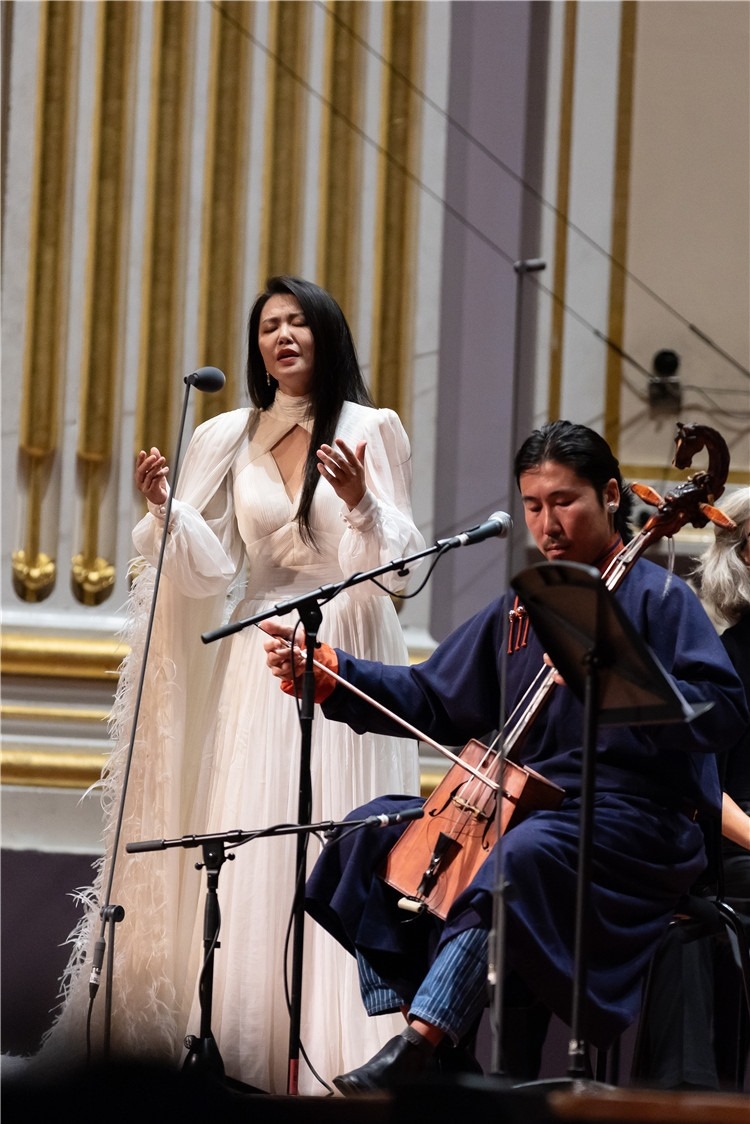 圖片說明： 8月5日，2023愛丁堡國際藝術(shù)節(jié)開幕式音樂會(huì)《慈悲頌》的演出現(xiàn)場(chǎng)。藝術(shù)節(jié)組委會(huì)供圖