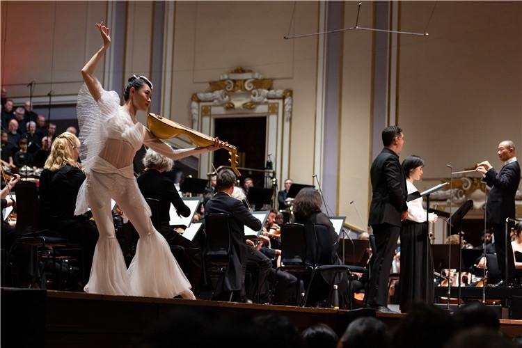 圖8月5日，2023愛丁堡國際藝術(shù)節(jié)開幕式音樂會(huì)《慈悲頌》的演出現(xiàn)場(chǎng)。藝術(shù)節(jié)組委會(huì)供圖