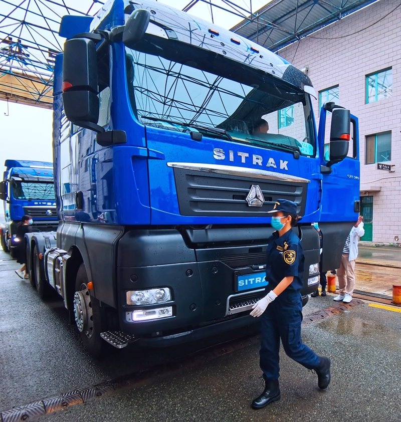 關員正在對出口車輛進行登臨檢查。人民網(wǎng)記者 栗翹楚攝