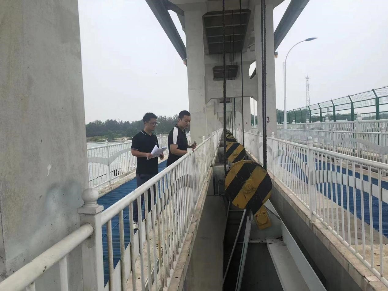 海委海河下游管理局獨流減河進洪閘管理處工作人員檢查水閘閘門啟閉機。受訪者供圖