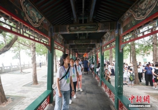 圖為學(xué)員們游覽長廊。<a target='_blank' href='/'><p align=