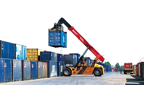 石家莊國際陸港內(nèi)整裝待發(fā)的集裝箱。 石家莊國際陸港供圖