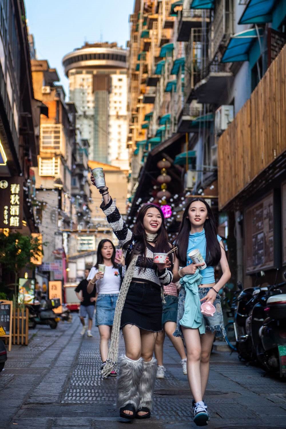 游客在長(zhǎng)沙市天心區(qū)太平老街游玩（6月7日攝）。新華社記者 陳思汗 攝