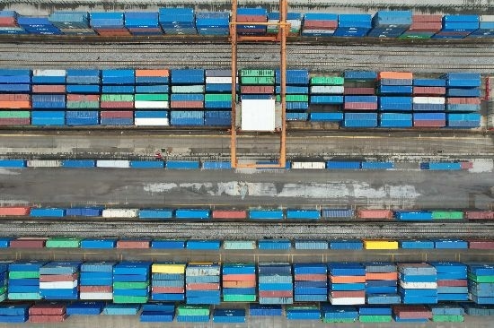 在廣州東部公鐵聯(lián)運(yùn)樞紐（增城西站），工作人員在進(jìn)行集裝箱轉(zhuǎn)運(yùn)工作。廣州交通投資集團(tuán)有限公司供圖