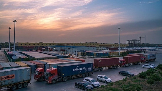 石家莊國際陸港內(nèi)整裝待發(fā)的集裝箱。 石家莊國際陸港供圖