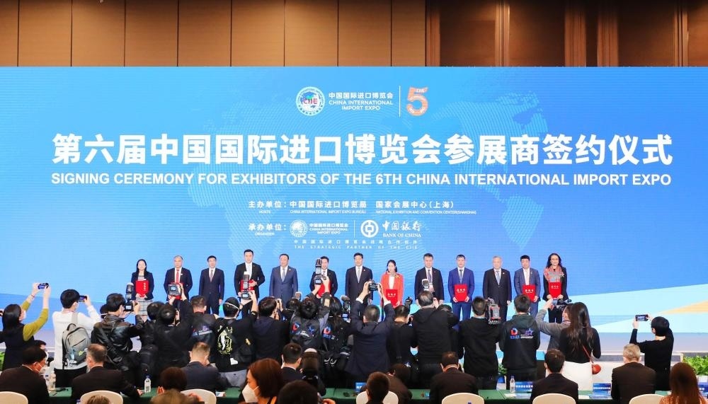 2022年11月6日，2022年中國國際進(jìn)口博覽會參展商聯(lián)盟大會在上海舉行。這是在大會期間進(jìn)行的第六屆進(jìn)博會參展商簽約儀式。新華社記者 方喆 攝