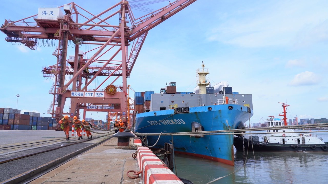 7月22日上午，“絲路海運(yùn)”電商快線“海豐蛇口”輪?？繌B門(mén)海天碼頭12號(hào)泊位裝卸集裝箱貨物。人民網(wǎng)記者 蘭志飛攝