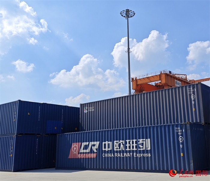 8月3日，中歐班列（中豫號(hào)）集裝箱在鄭州車站海關(guān)等候查驗(yàn)。人民網(wǎng) 崔譯戈攝