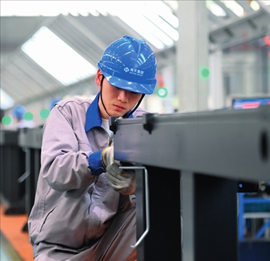 工人在海天國(guó)際控股有限公司海天大港生產(chǎn)基地作業(yè)（2023年2月1日攝）。黃宗治攝/本刊