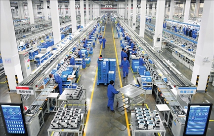 在位于浙江省臺(tái)州市的杰克科技股份有限公司，工作人員在裝配車間裝配縫紉機(jī)（2023年3月23日攝）。翁忻旸攝/本刊