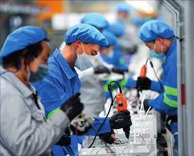 工人在浙江沁園水處理科技有限公司生產(chǎn)車間組裝家用凈水產(chǎn)品（2023年3月22日攝）。黃宗治攝/本刊