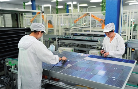 在浙江省臺(tái)州市黃巖區(qū)省級(jí)專精特新“小巨人”企業(yè)浙江公元新能源科技股份有限公司，工作人員生產(chǎn)太陽(yáng)能電池組（2023年8月9日攝）。翁忻旸攝/本刊