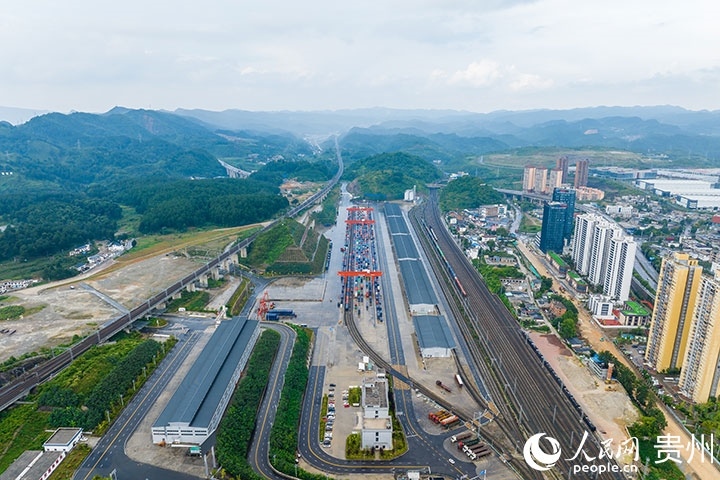 航拍貴陽國際陸港。人民網(wǎng)記者 涂敏攝