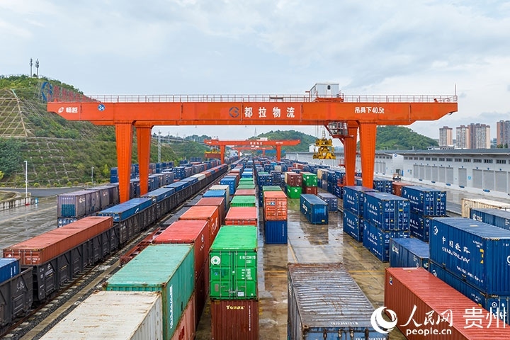 裝滿貨物的集裝箱整齊排列在貴陽國際陸港。人民網(wǎng)記者 涂敏攝