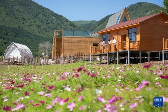 8月12日，游客在寧夏固原市涇源縣大灣鄉(xiāng)楊嶺村的民宿聊天。新華社記者 李旭倫 攝