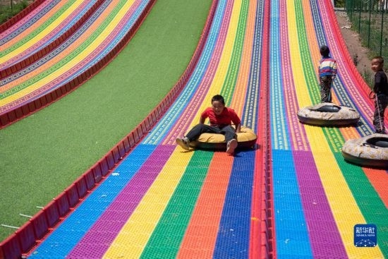 8月12日，小朋友在寧夏固原市涇源縣大灣鄉(xiāng)楊嶺村玩耍。新華社記者 李旭倫 攝