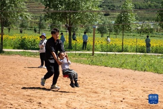 8月12日，游客在寧夏固原市涇源縣大灣鄉(xiāng)楊嶺村玩耍。新華社記者 李旭倫 攝
