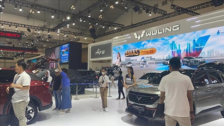 印尼消費者參觀上汽五菱的展臺。趙世祺 攝