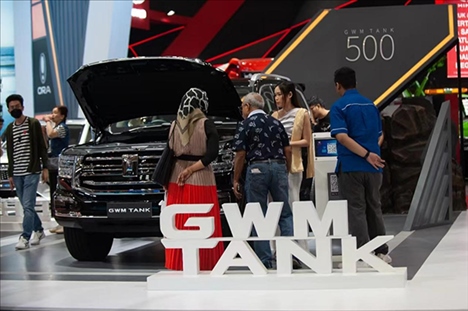 印尼消費者參觀長城汽車的展臺。趙猛 攝