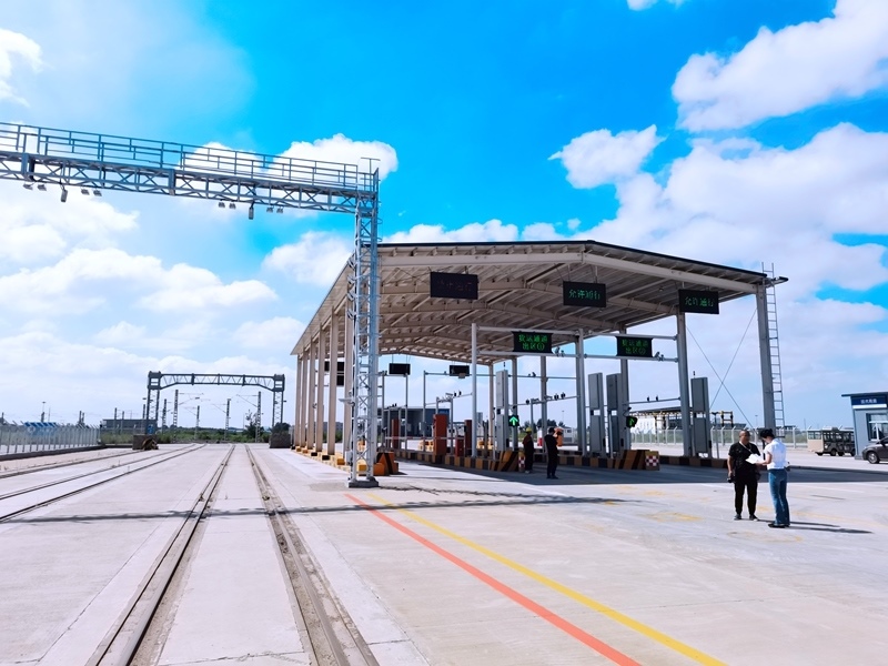 中歐班列（沈陽(yáng)）集結(jié)中心貨運(yùn)通道。人民網(wǎng)記者 栗翹楚攝