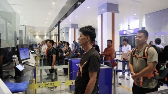 6月13日，乘坐中老鐵路國際旅客列車的旅客在磨憨邊檢大廳排隊(duì)候檢。李揚(yáng) 攝