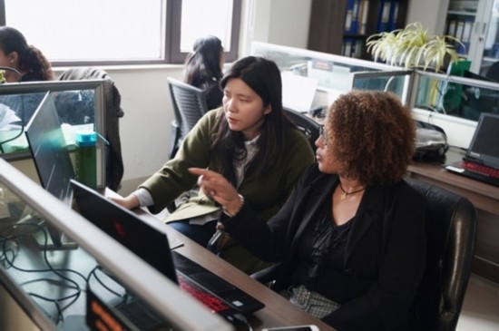 梅德哈妮（右）與中國同事討論設(shè)計方案。受訪對象供圖