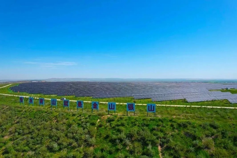 勝利能源露天礦排土場(chǎng)15.3萬(wàn)千瓦光伏電站并網(wǎng)發(fā)電。受訪者供圖