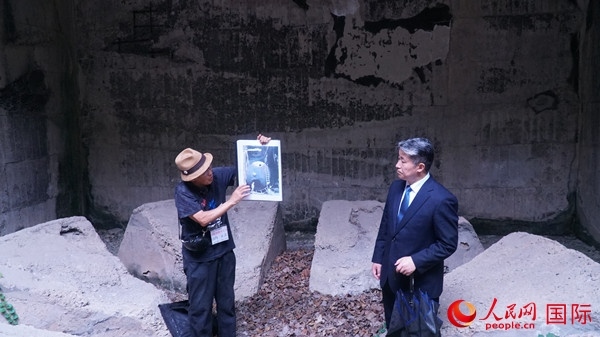 毒氣島歷史研究所事務(wù)局長山內(nèi)正之在毒氣儲(chǔ)存遺址為大家介紹日軍發(fā)動(dòng)毒氣戰(zhàn)的罪證。人民網(wǎng) 蔣曉辰攝