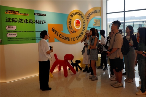 記者團在輝山英才社區(qū)采訪。北京外國語大學(xué) 許青攝