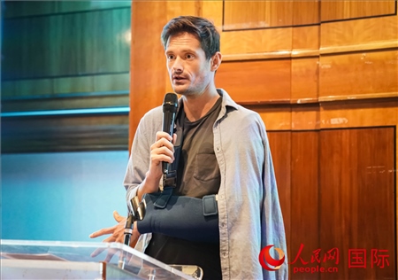 萊昂·麥卡倫分享張家界故事。人民網(wǎng) 郭錦標(biāo)攝