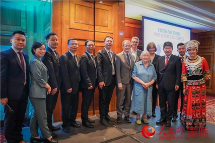 張家界文化旅游推介會部分嘉賓合影。人民網(wǎng) 郭錦標(biāo)攝