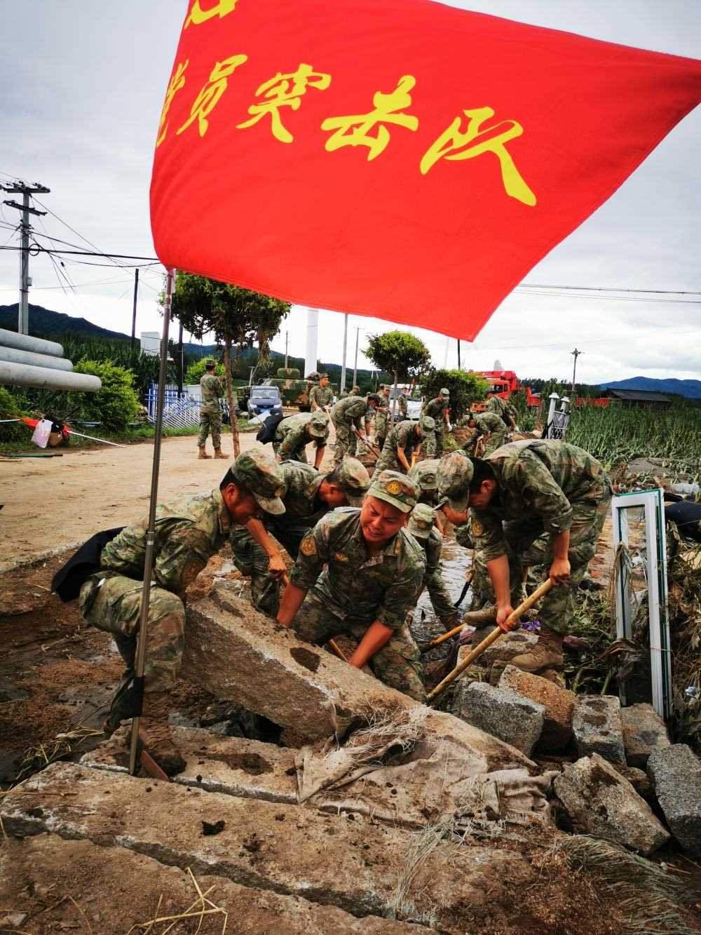 8月7日，陸軍第78集團軍某旅組織黨員突擊隊在吉林舒蘭市七里鄉(xiāng)清理路障。新華社發(fā)（劉洋 攝）