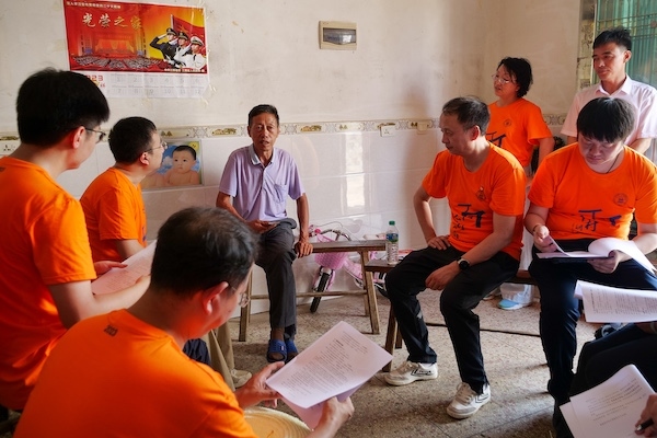 江西上饒“千村調(diào)查”分隊(duì)于余干縣上西源村入戶調(diào)查。校方供圖