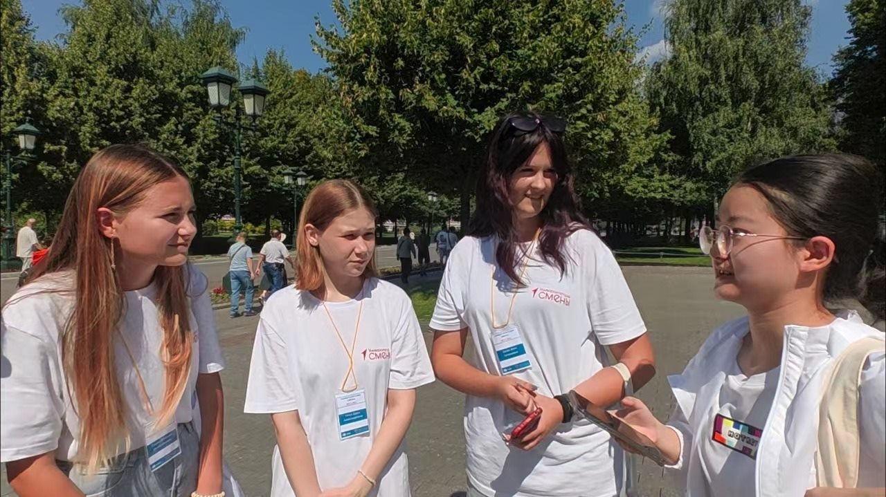 調(diào)研團(tuán)在街頭采訪。北京外國語大學(xué)供圖