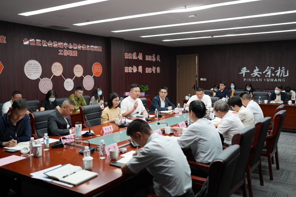 浙江省信訪局領導和相關領導組成的下訪團在杭州市余杭區(qū)社會治理中心接受群眾上訪（5月25日攝）。新華社記者 翁忻旸 攝