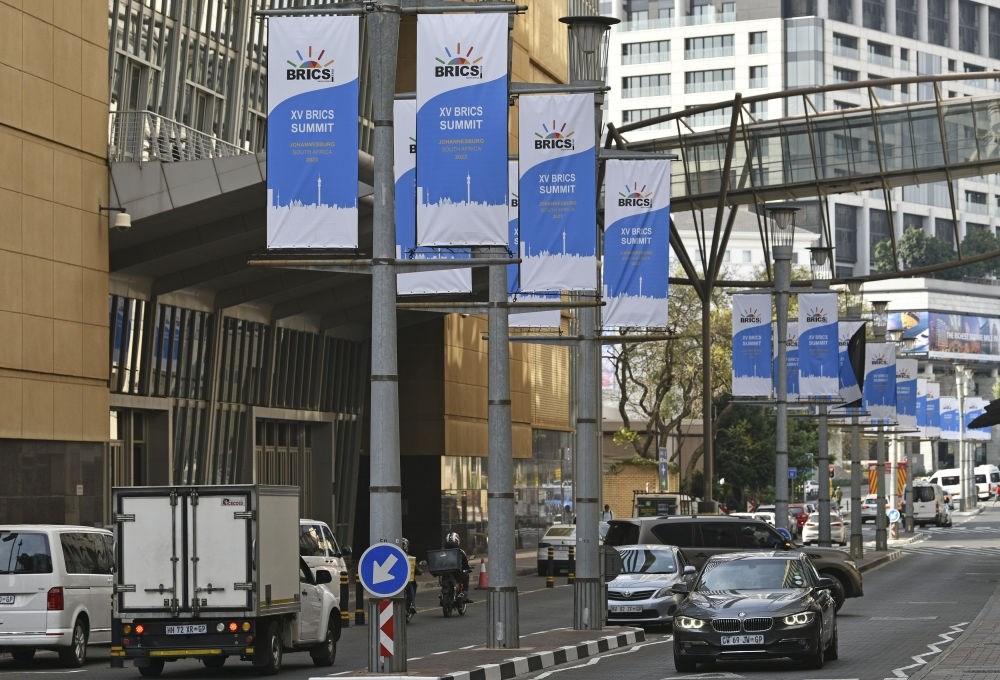 這是8月17日在南非約翰內(nèi)斯堡拍攝的金磚峰會(huì)條幅。金磚國家領(lǐng)導(dǎo)人第十五次會(huì)晤將于南非約翰內(nèi)斯堡舉行。新華社記者 陳誠 攝