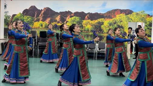 臨潢家園社區(qū)居民在烏蘭牧騎排練廳編排舞蹈。人民網(wǎng)記者 金洪花攝