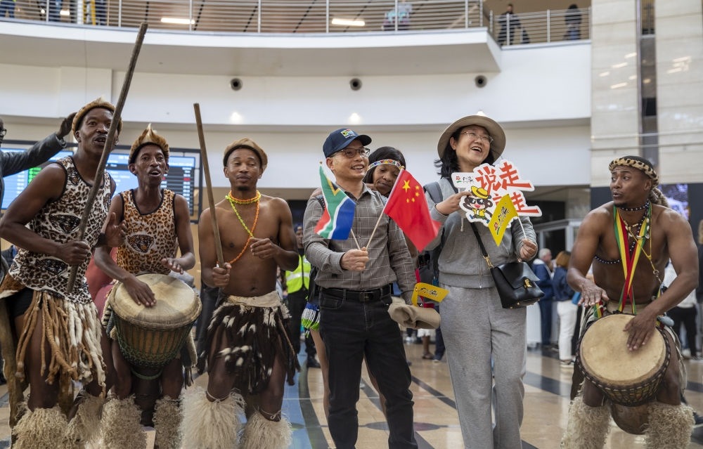 在南非約翰內(nèi)斯堡坦博國際機(jī)場，南非舞蹈演員歡迎中國試點(diǎn)恢復(fù)出境團(tuán)隊(duì)旅游后首批抵達(dá)南非的中國游客（2023年3月29日攝）。
