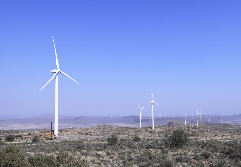 這是在南非北開普省德阿鎮(zhèn)拍攝的德阿風(fēng)電項(xiàng)目風(fēng)機(jī)（2023年8月10日攝）。由中國龍?jiān)措娏瘓F(tuán)南非公司運(yùn)營的德阿風(fēng)電項(xiàng)目每年發(fā)電量超過7.5億千瓦時(shí)，相當(dāng)于節(jié)約20多萬噸標(biāo)準(zhǔn)煤，減排二氧化碳約70萬噸。