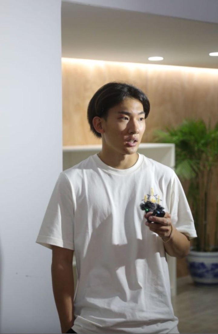 蘇翊鳴接受媒體采訪。