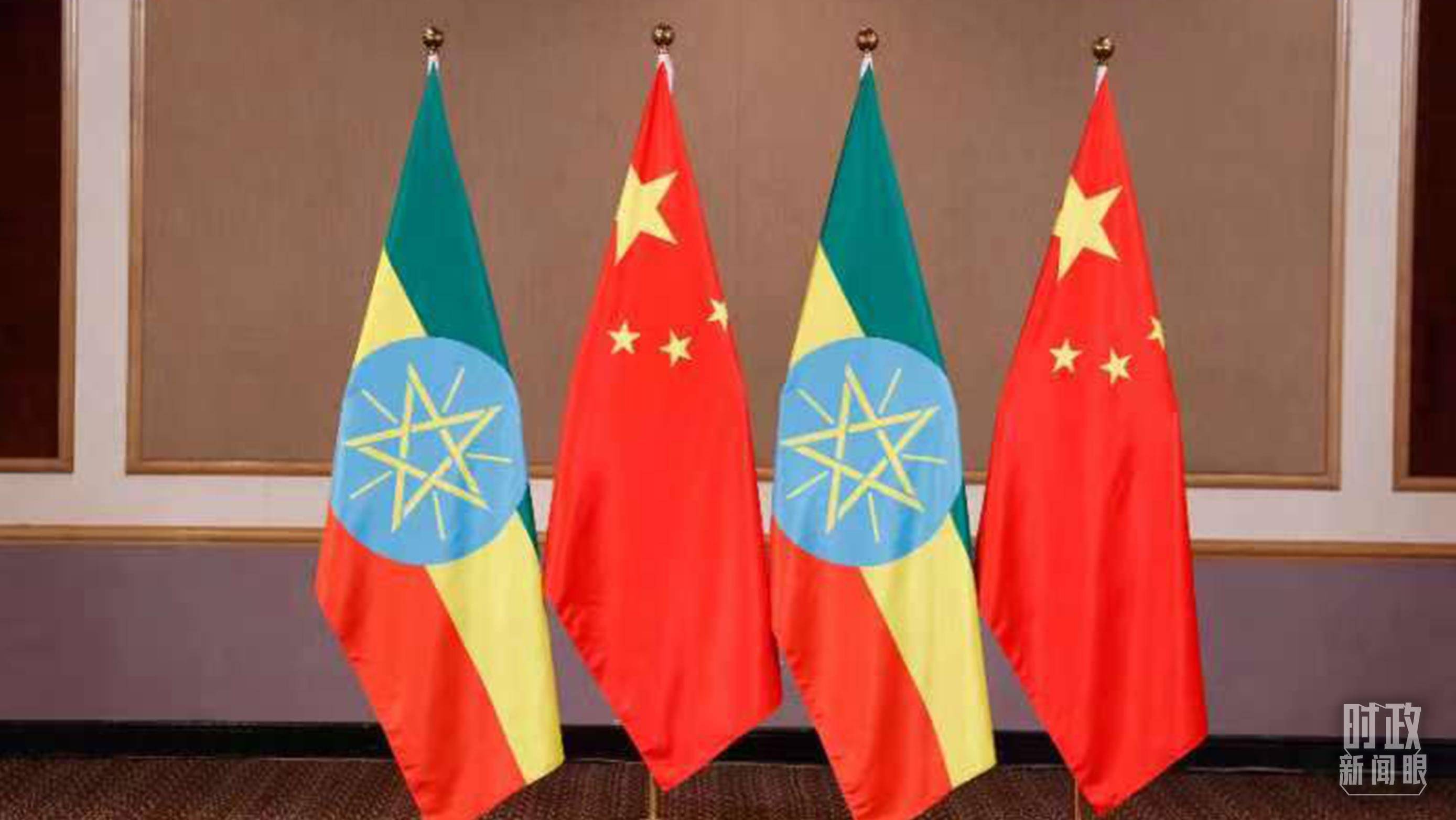 △會(huì)見(jiàn)現(xiàn)場(chǎng)的中國(guó)、埃塞兩國(guó)國(guó)旗。（總臺(tái)央視記者耿小龍拍攝）