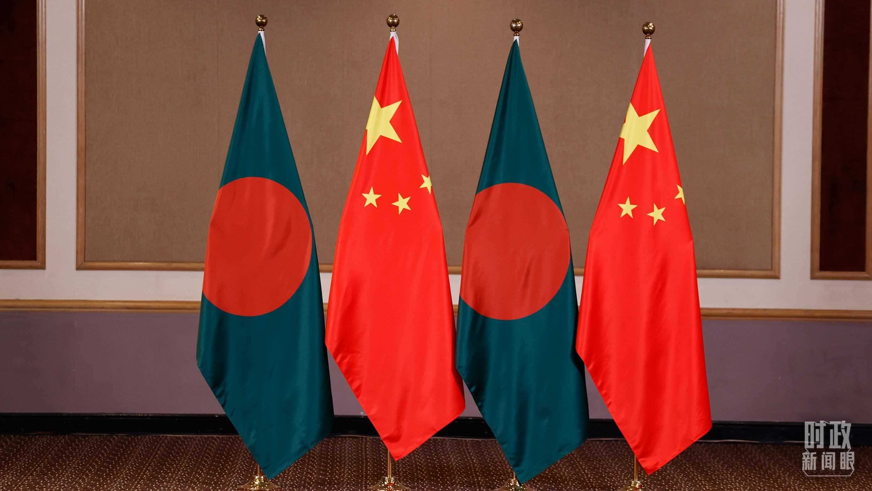 △會(huì)見(jiàn)現(xiàn)場(chǎng)的中孟兩國(guó)國(guó)旗。（總臺(tái)央視記者耿小龍拍攝）