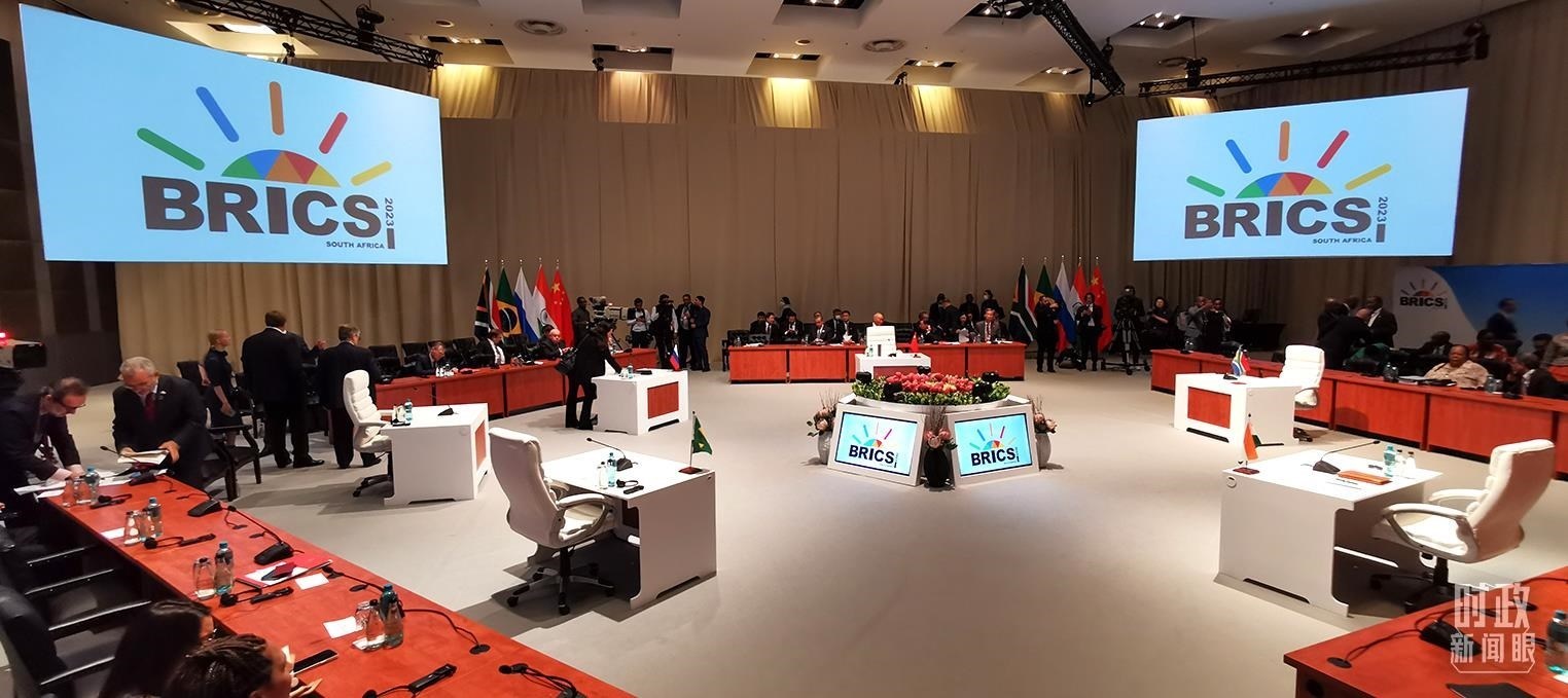 △23日上午，金磚國(guó)家領(lǐng)導(dǎo)人第十五次會(huì)晤在這里舉行。這是會(huì)晤開(kāi)始前的場(chǎng)景。（總臺(tái)央視記者李錚拍攝）