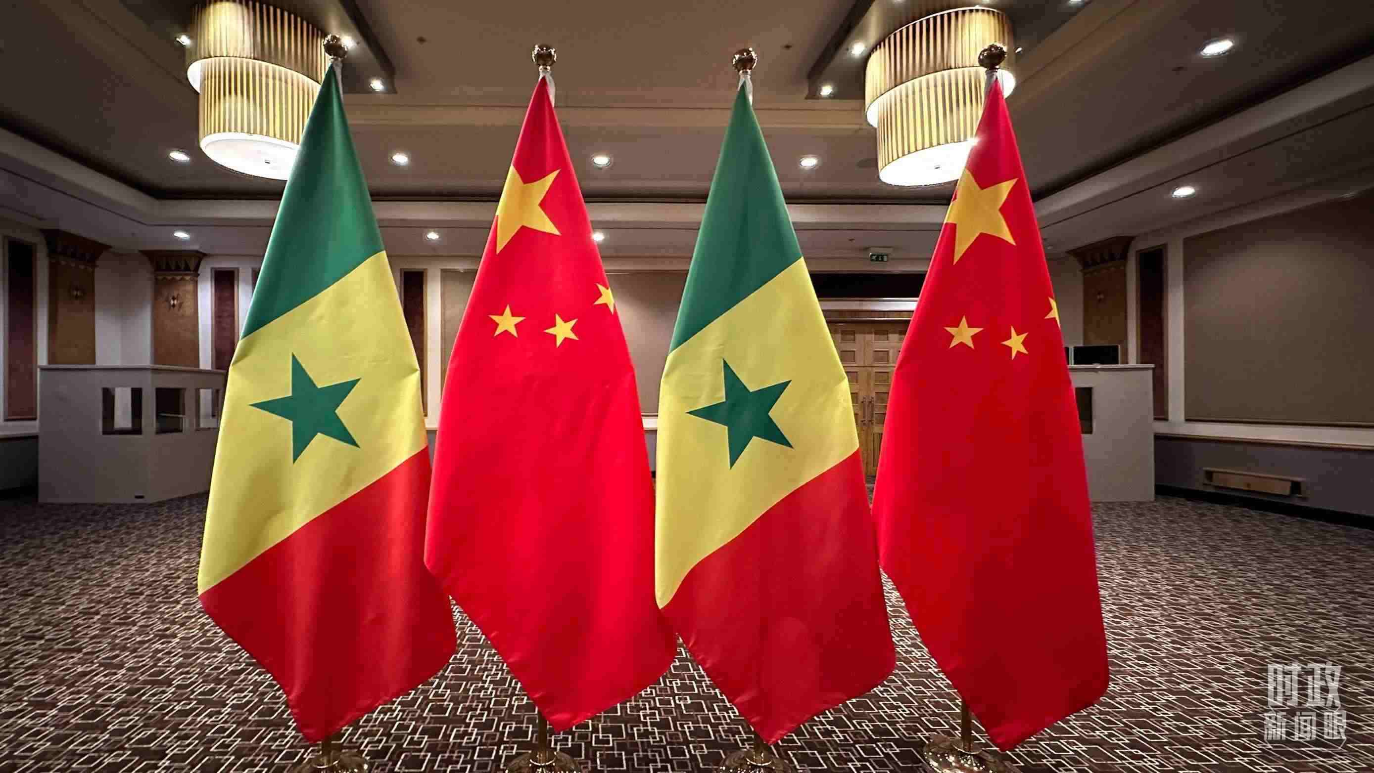 △會(huì)見(jiàn)現(xiàn)場(chǎng)的中塞兩國(guó)國(guó)旗。（總臺(tái)央視記者盧心雨拍攝）