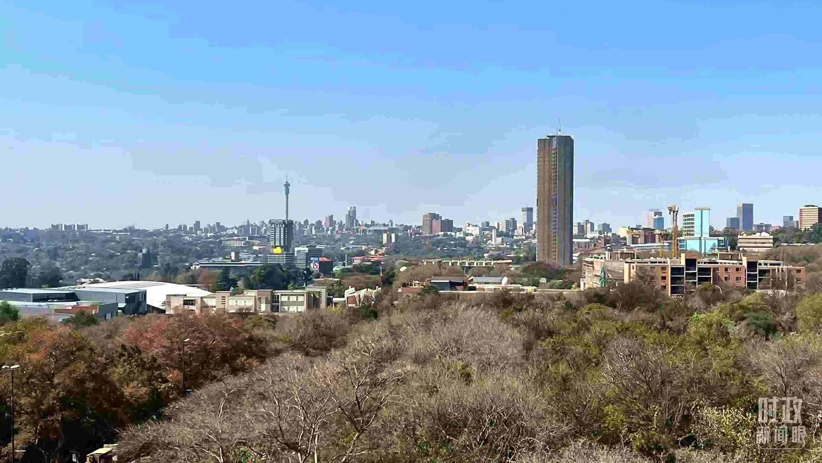 △約翰內(nèi)斯堡城市天際線。（總臺(tái)記者馬培敏拍攝）