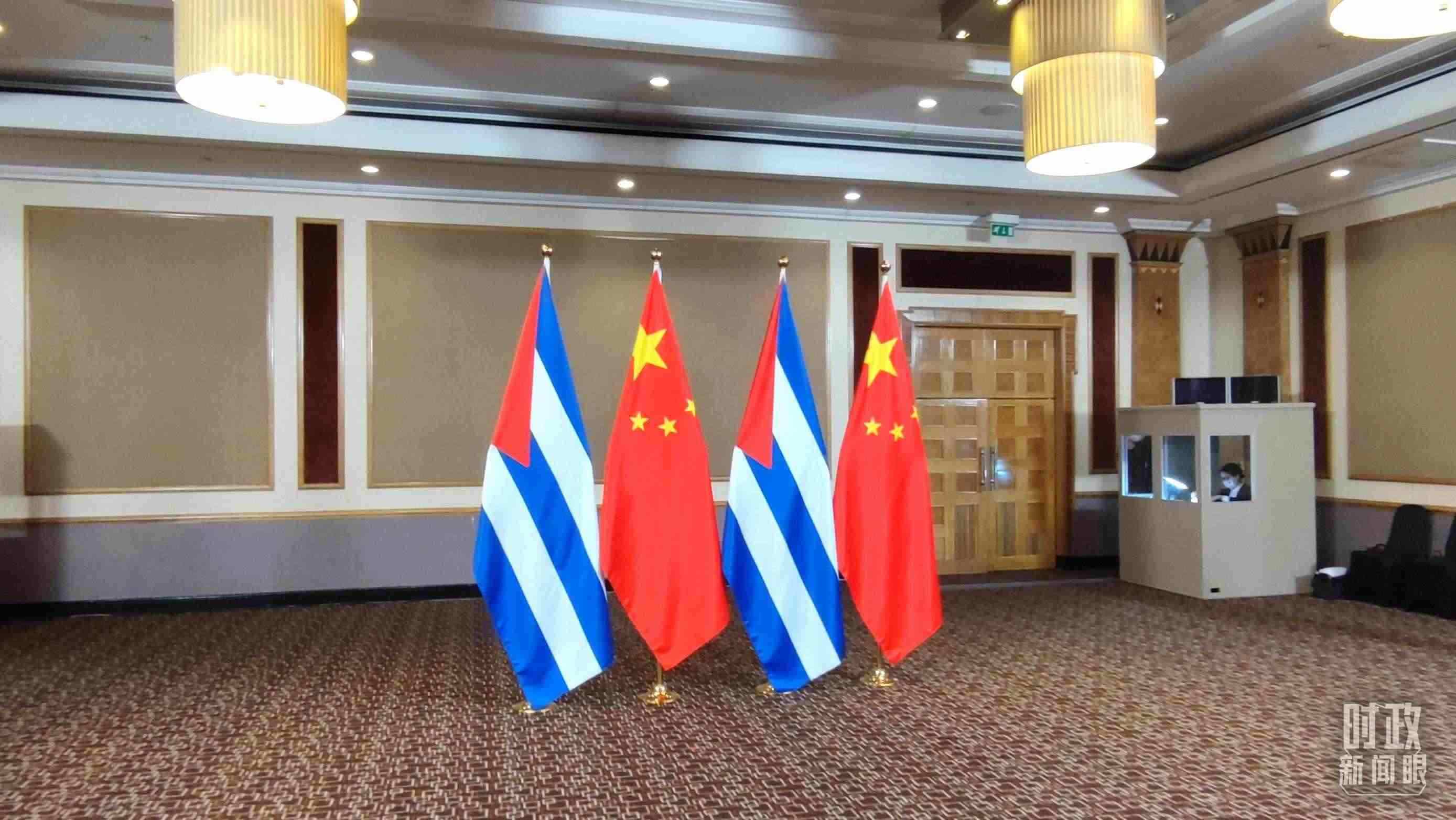 △會(huì)見(jiàn)現(xiàn)場(chǎng)的中古兩國(guó)國(guó)旗。（總臺(tái)央視記者耿小龍拍攝）