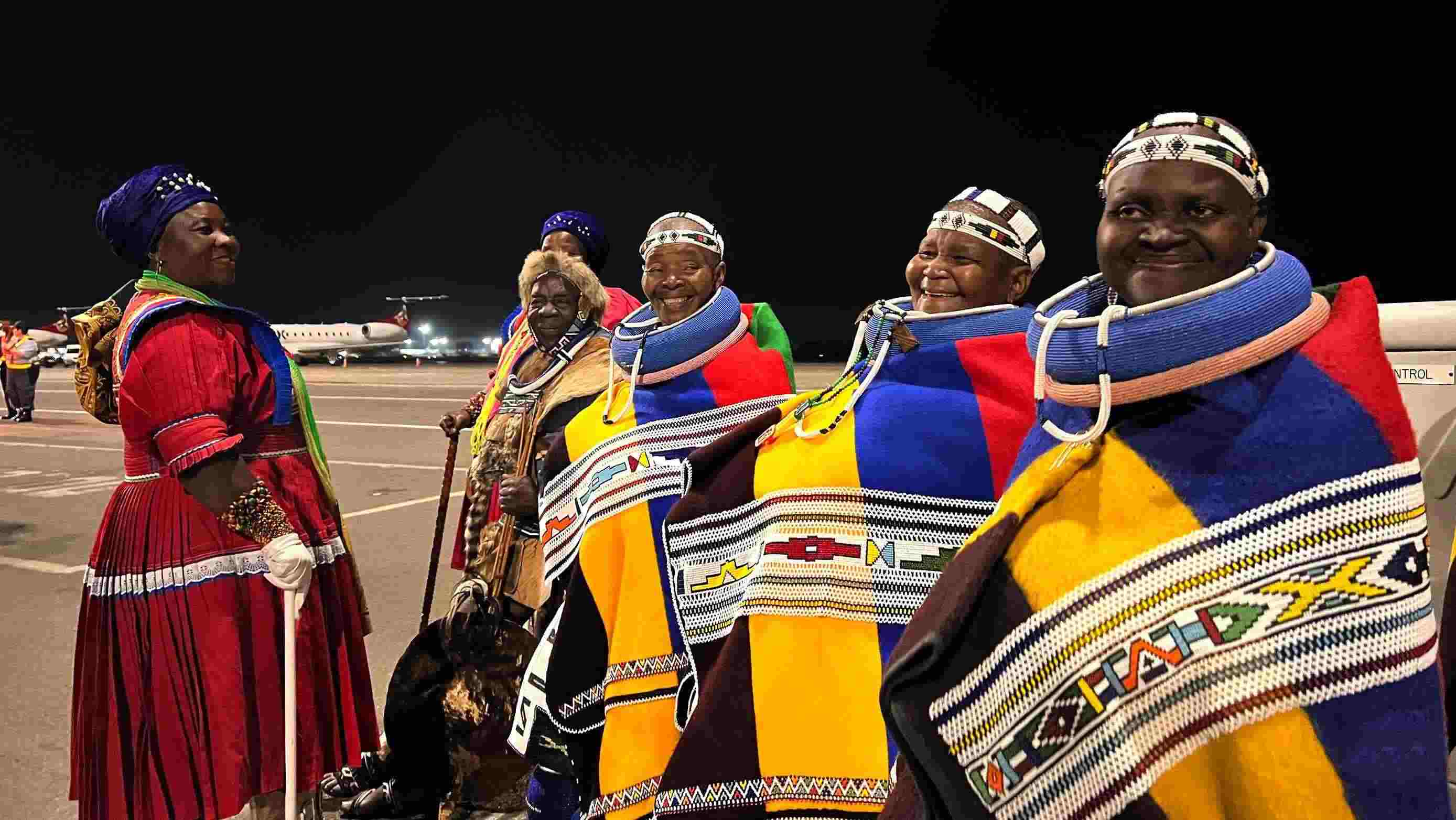 當(dāng)?shù)貢r間2023年8月21日晚，習(xí)近平主席乘坐的專機(jī)抵達(dá)南非約翰內(nèi)斯堡坦博國際機(jī)場，這是身穿民族服飾迎接的當(dāng)?shù)厝罕姟? width=