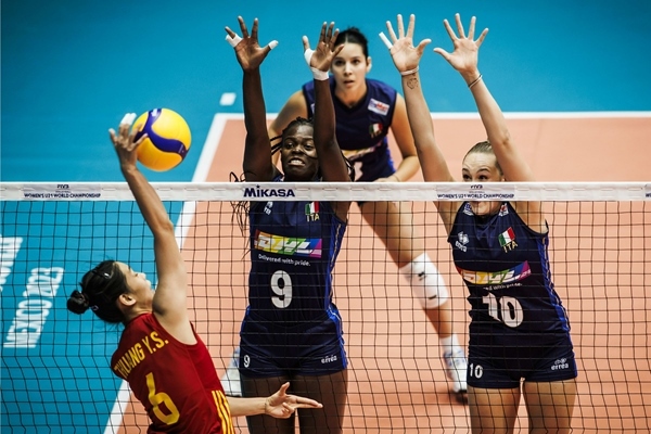 中國隊(duì)球員莊宇珊(左)在比賽中。圖片來源：國際排聯(lián)